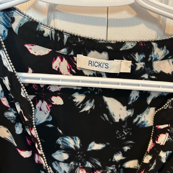 Ricki’s Floral Women’s Blouse - Picture 3 of 3